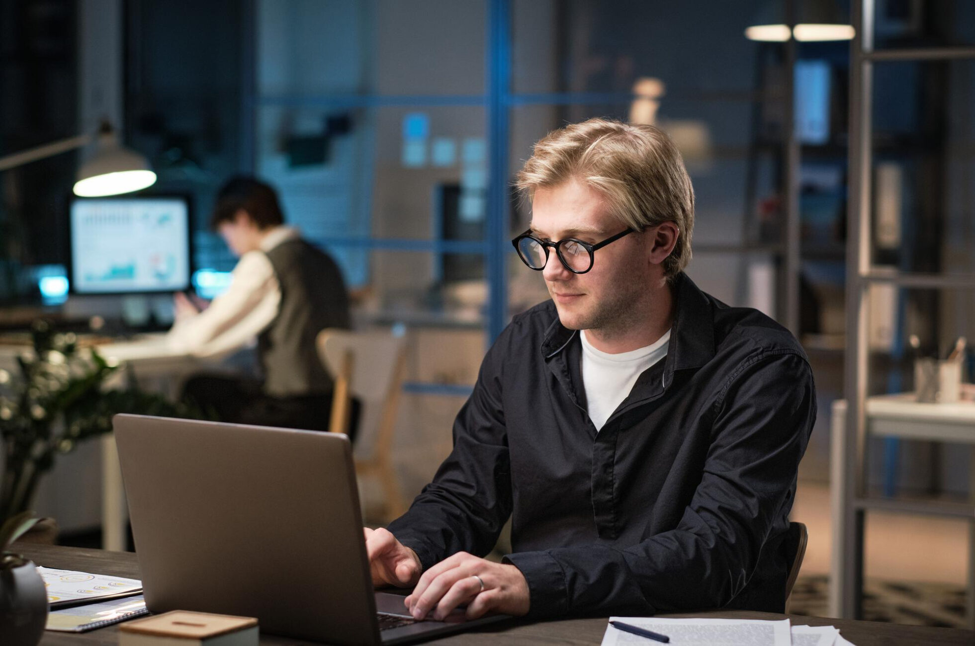 man typing on a laptop